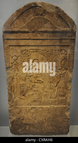 Ägyptische Kunst. Ptolemäerzeit (332-30 v. Chr.). Stele. Relief sehen wir einen König Opfern zu Isis und Serapis. Carlsberg Glyptotek. Stockfoto