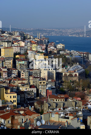 Blick vom Galata-Turm, Kuelesi, über die Dächer von Besiktas und Beyoglu auf den Bosporus, Istanbul, Türkei Stockfoto