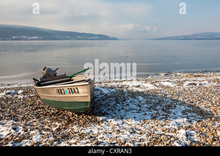 Fischerboot auf dem Ufer der Reichenau Insel, Bodensee im Winter, Baden-Württemberg, Deutschland, Europa, PublicGround Stockfoto