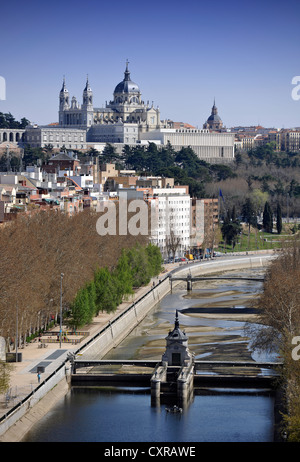 Blick von der Seilbahn Teleferico, über den Fluss Manzanares, die Catedral de Nuestra Señora De La Almudena, Santa María la Stockfoto