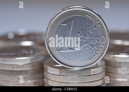 Ein-Euro-Münze auf einem Stapel von Münzen Stockfoto