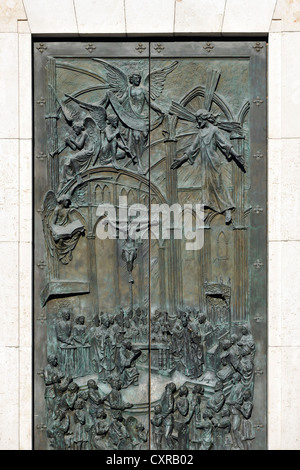 Geschmiedete eiserne Tor, östlichen Portal Catedral de Nuestra Señora De La Almudena, Santa María la Real De La Almudena Stockfoto