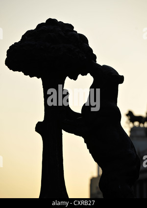 Bronze-Statue, Denkmal, der Bär, knabbert an einem Erdbeerbaum oder Maulbeere Baum, El Oso y el Madrono, Wahrzeichen und Stadt Wappen Stockfoto