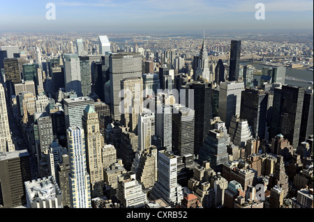 Blick vom Empire State Building auf der Nord-Ost mit dem East River und die Skyline mit dem Chrysler Building und das Stockfoto