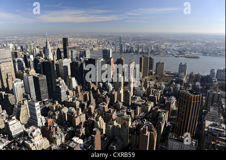 Blick vom Empire State Building in Richtung Osten mit dem East River, Skyline mit dem Chrysler Building, Midtown Manhattan Stockfoto