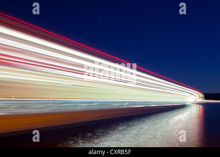 Lichter, Umzug Auto Fähre am Bodensee Reisen zwischen Konstanz, oder Constance und Mersburg, Baden-Württemberg Stockfoto