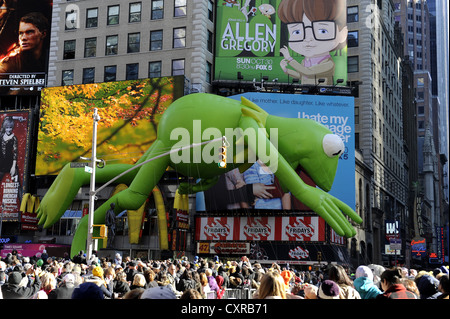 Thanksgiving Parade, Kermit der Frosch, Times Square, Broadway, Midtown Manhattan, New York City, New York, USA, Nordamerika Stockfoto