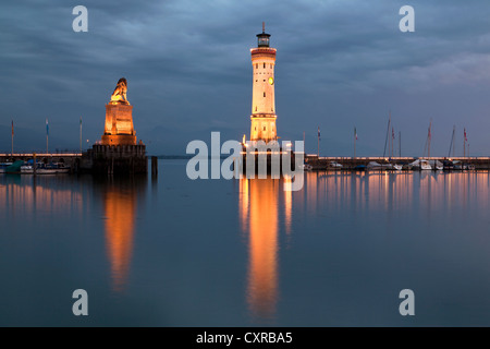 Hafen Sie mit Leuchtturm und Löwenstatue im Abendlicht, Lindau, Bayern, Deutschland, Europa, PublicGround Stockfoto