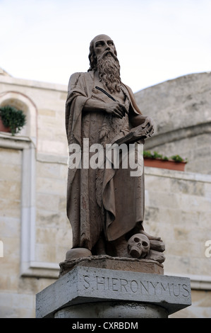 Statue des Heiligen Hieronymus im Innenhof des St. Katharinen Kirche, Bethlehem, Westjordanland, Palästinensische Gebiete, Palästina Stockfoto