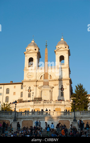 Die spanische Treppe mit der Kirche Santa Trinita dei Monti und der Obelisk, Scalinata di Trinità dei Monti, Rom, Latium, Italien Stockfoto