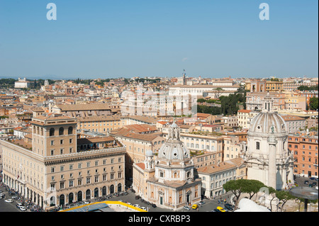 Blick vom Nationaldenkmal auf Victor Emmanuel II, Altare della Patria, mit Blick auf Piazza Venezia mit der Kirche Santa Stockfoto