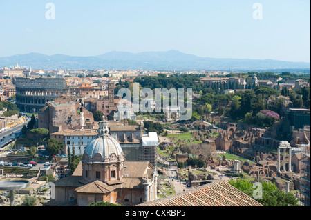 Blick vom Nationaldenkmal auf Victor Emmanuel II, Altare della Patria, mit Blick auf das Forum Romanum und das Kolosseum Stockfoto