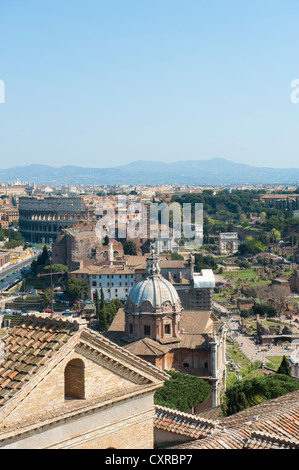 Blick vom Nationaldenkmal auf Victor Emmanuel II, Altare della Patria, mit Blick auf das Forum Romanum und das Kolosseum Stockfoto