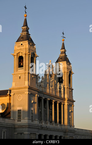 Blick auf die Almudena Kathedrale, nordöstlichen Fassade bei Sonnenaufgang, Santa María la Real De La Almudena Kathedrale, Madrid, Spanien Stockfoto