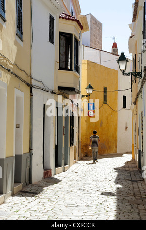 Häuser in einer Gasse in Ciutadella, Minorca, Menorca, Balearen, Spanien, Europa Stockfoto