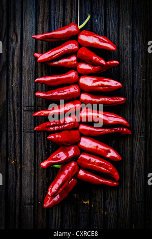 Espelette Paprika an eine Tür hängen Stockfoto