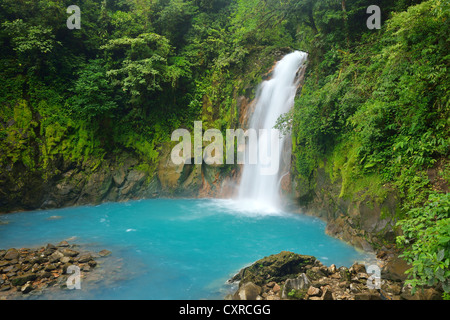 Wasserfall am leichten blauen farbigen Fluss Rio Celeste, Tenorio Vulkan-Nationalpark, Costa Rica, Mittelamerika Stockfoto