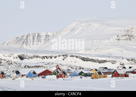 Bunte Häuserzeile vor Eisbergen, Qeqertarsuaq oder Disko-Insel, Grönland, Arktis Nordamerika Stockfoto