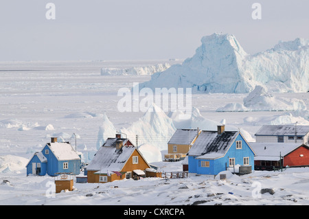 Bunte Häuserzeile vor Eisbergen, Qeqertarsuaq oder Disko-Insel, Grönland, Arktis Nordamerika Stockfoto