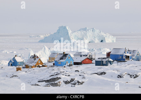 Bunte Häuserzeile vor Eisbergen, Qeqertarsuaq oder Disko-Insel, Grönland, Arktis Nordamerika Stockfoto