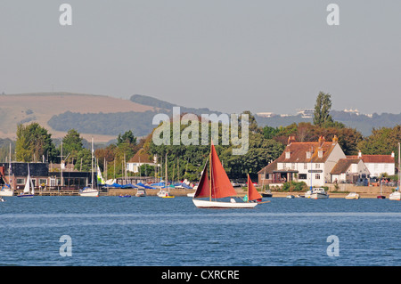 Dell-Kai von Copperas Punkt Chichester Harbour. Trundle Hill und Goodwood hinter. Stockfoto