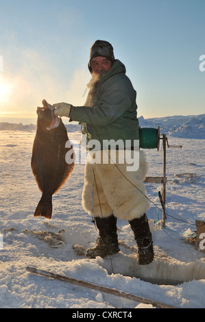 Inuit-Fischer bei der Langleinenfischerei am Ilulissat Fjord, Grönland, Arktis Nordamerika Stockfoto