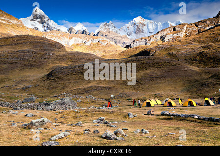 Camp in der Cordillera Huayhuash Gebirge, Anden, Peru, Südamerika Stockfoto