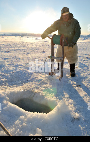 Inuit-Fischer bei der Langleinenfischerei am Ilulissat Fjord, Grönland, Arktis Nordamerika Stockfoto