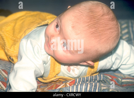 Glücklich aussehende Baby, London, UK. Stockfoto