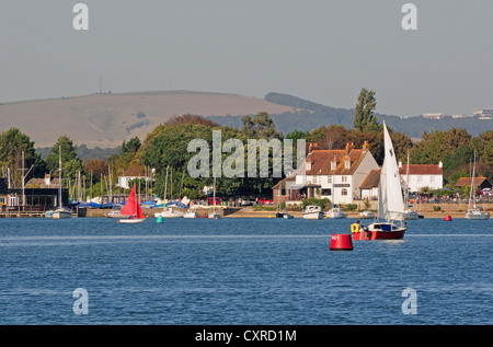 Dell-Kai von Copperas Punkt Chichester Harbour. Trundle Hill und Goodwood hinter. Stockfoto