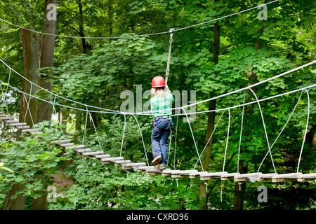 Mädchen, 8 Jahre, Klettern im Hochseilgarten, Hochseilgarten, Straubing, Bayern, Deutschland, Europa Stockfoto