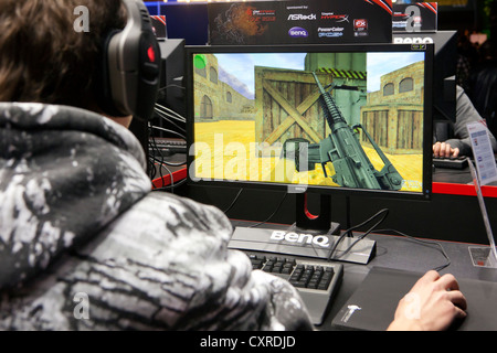 Teenager spielen Counter Strike, ein Computerspiel, internationale Computer-Expo CeBIT, Hannover, Niedersachsen, Deutschland, Europa