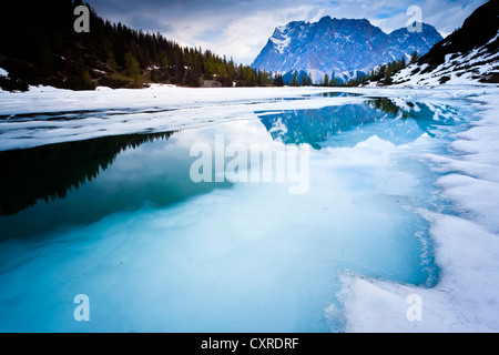 Zugspitzmassivs spiegelt sich im See Seeben mit Schnee und Eis, Wettersteingebirge, Tirol, Österreich, Europa Stockfoto