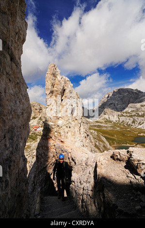 Teenager auf den Paternkofel Klettersteig Klettern Hochpustertal Tal, Dolomiten, Provinz von Bolzano-Bozen, Italien, Europa Stockfoto