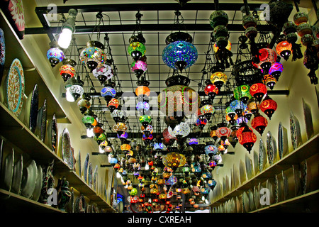 Buntes elektrische türkische Glas Hängelampen Laternen in einem Shop, Istanbul, Türkei Stockfoto