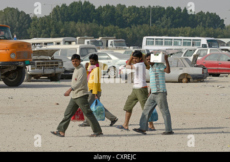 Ausländische Arbeitnehmer auf dem Heimweg vom Einkaufen, Doha, Katar, Vereinigte Arabische Emirate, Naher Osten Stockfoto