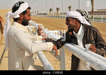 Kamel-Treiber mit Einsätzen, Al Sheehaniya, Camel racing Track, Doha, Katar, Vereinigte Arabische Emirate, Naher Osten Stockfoto