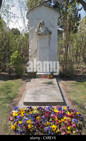 Das Grab des deutschen Komponisten Johannes Brahms auf dem Zentralfriedhof Friedhof, Simmering, Wien, Österreich. Stockfoto