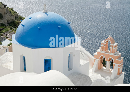 Blick auf die Kirche, Dorf von Oia, Santorin, Kykladen, Griechenland, Europa Stockfoto