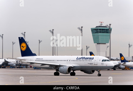 Lufthansa Airbus A320-200 Flugzeug, mit dem Namen Deggendorf, Rollen zur Startbahn am Flughafen München, Bayern, Deutschland, Europa Stockfoto