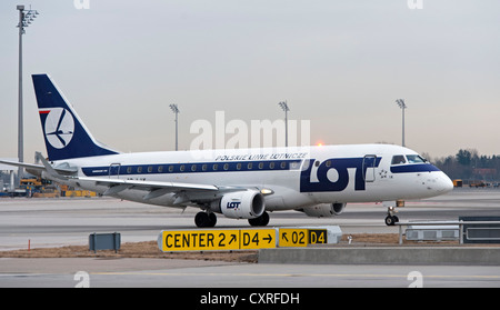 VIELE Embraer 170-200LR Flugzeug Rollen zur Startbahn am Flughafen München, Bayern, Deutschland, Europa Stockfoto