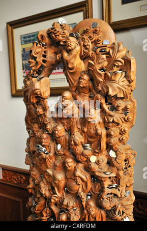 Geschnitzten Buddha-Skulpturen mit gespendeten Geld, Jade-Buddha-Tempel, Shanghai, China, Asien Stockfoto