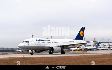 Lufthansa Airbus A319-100 Flugzeug, mit dem Namen Friedrichshafen, Rollen zur Startbahn am Flughafen München, Bayern Stockfoto