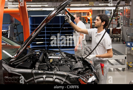 Ein Audi-Mitarbeiter Installation Haken auf ein Audi A4 Limousine, Fließband, Audi-Werk Ingolstadt, Bayern, Deutschland, Europa Stockfoto