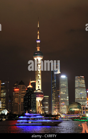 Oriental Pearl Tower, Skyline vom Bund Uferpromenade Bereich, Huangpu-Fluss, Shanghai, China, Asien gesehen Stockfoto