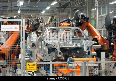 Industrieroboter Außerbetriebnahme Karosserien auf Fließband 2, A4 Avant, A5 Coupé, A5 Sportback, Audi A4 Limousine und RS5 Stockfoto