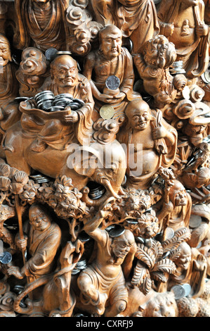 Geschnitzten Buddha-Skulpturen mit gespendeten Geld, Jade-Buddha-Tempel, Shanghai, China, Asien Stockfoto