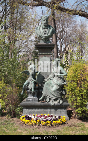 Das Grab von der österreichische Jurist und Staatsmann Dr. Eduard Herbst auf dem Zentralfriedhof Friedhof, Simmering, Wien, Österreich. Stockfoto