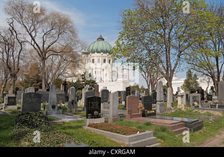 Gesamtansicht der Gräber & der Dr. Karl Lueger-Gedächtniskirche auf dem Zentralfriedhof Friedhof Simmering, Wien, Österreich. Stockfoto