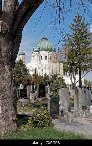 Gesamtansicht der Gräber & der Dr. Karl Lueger-Gedächtniskirche auf dem Zentralfriedhof Friedhof Simmering, Wien, Österreich. Stockfoto